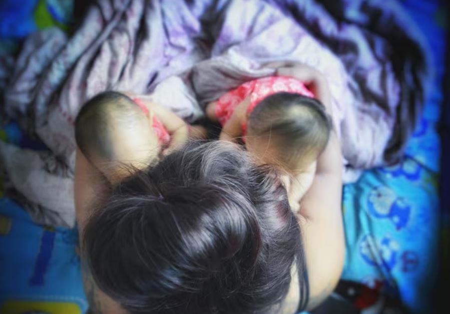 Jesy Nelson Terbuka Tentang Pertarungan Putri Kembarnya di SMA